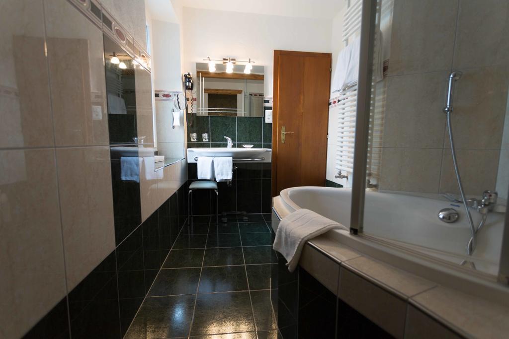 Hotel De La Truite & Spa Le Petit Nautilus Le Pont 部屋 写真