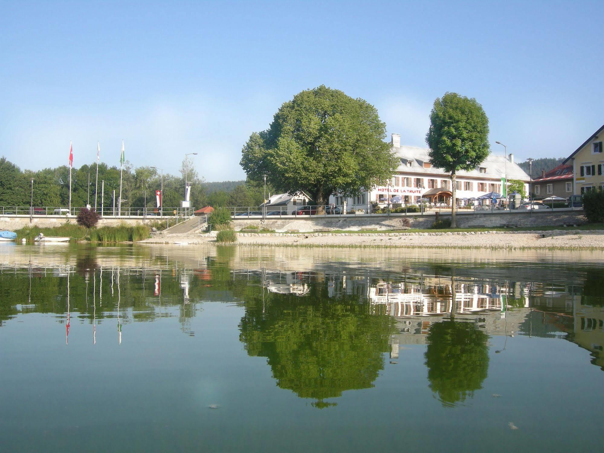 Hotel De La Truite & Spa Le Petit Nautilus Le Pont エクステリア 写真